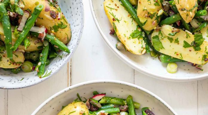 Bohnen-Kartoffel-Salat mit geräucherter Bio-Speck, frische Kräuter, Lauchzwiebel, Radieschen und Kapern