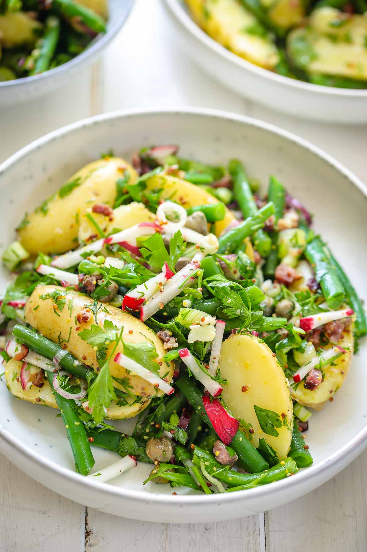 Kartoffelsalat mit grünen Bohnen und geräucherter Bio-Speck, frische Kräuter, Lauchzwiebel, Radieschen und Kapern