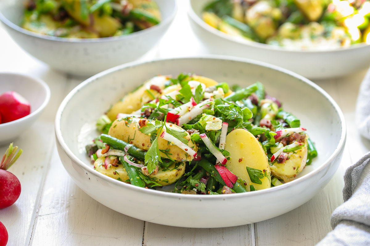 Bohnen-Kartoffel-Salat mit geräucherter Bio-Speck, frische Kräuter, Lauchzwiebel, Radieschen und Kapern