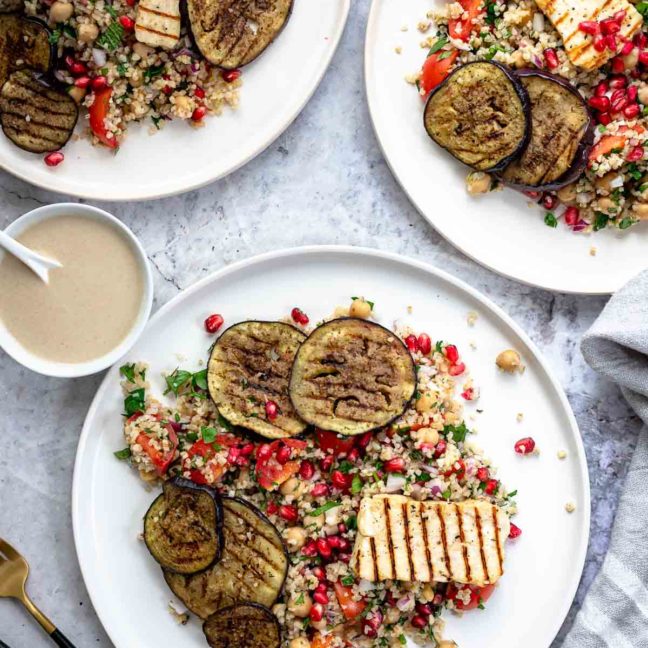 Bulgur-Kichererbsen-Salat mit gegrilltem Halloumi und Aubergine