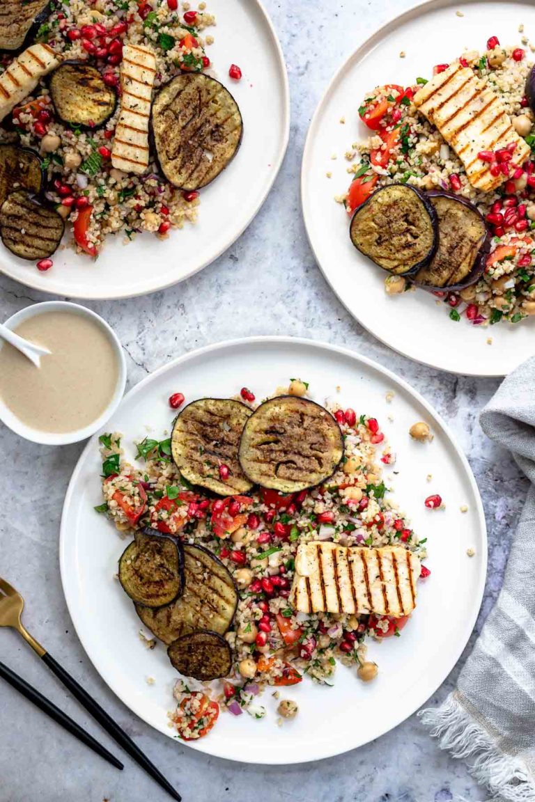 Bulgur-Kichererbsen-Salat mit gegrilltem Halloumi und Aubergine