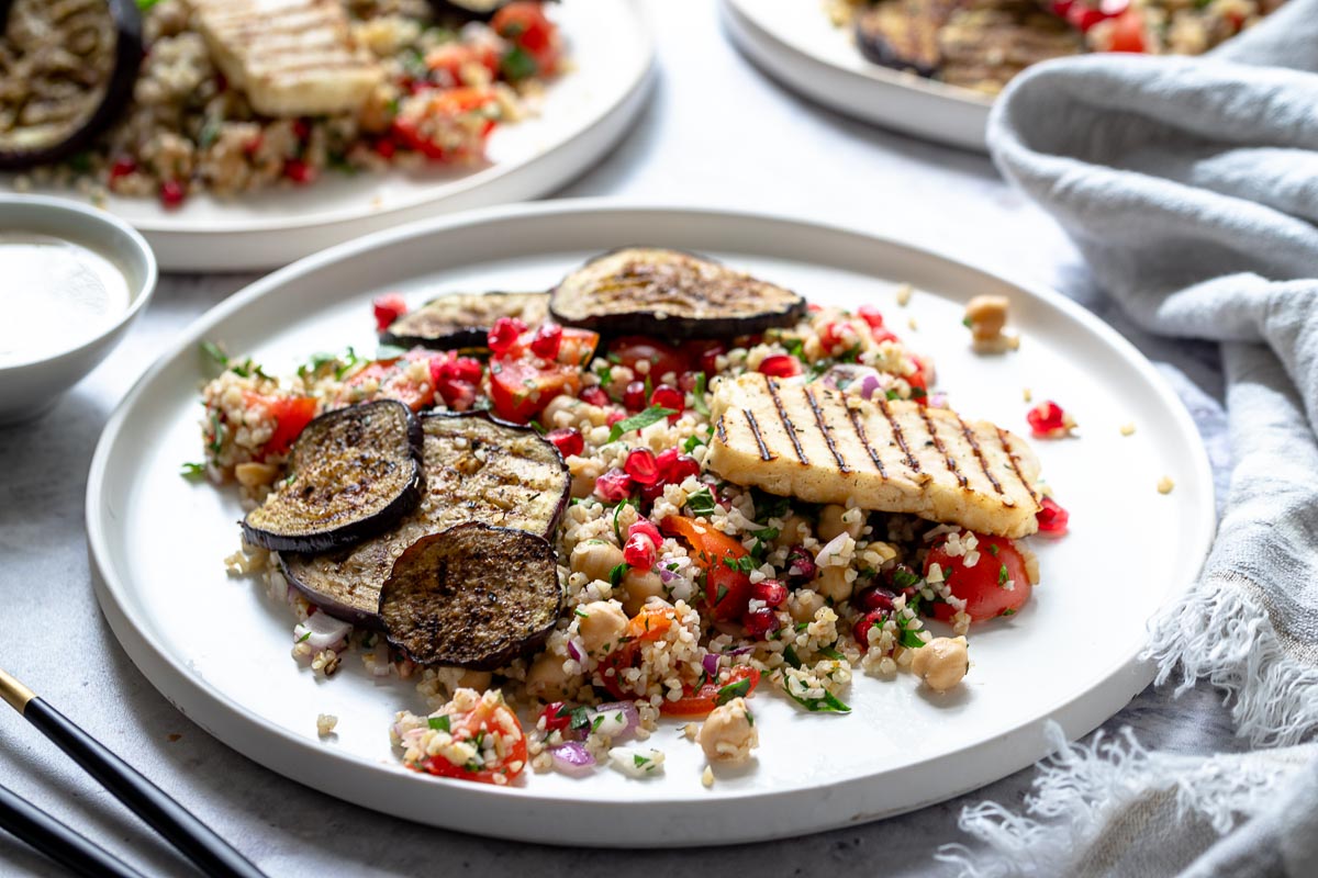 Bulgur-Kichererbsen-Salat mit gegrilltem Halloumi und Aubergine | Rezept