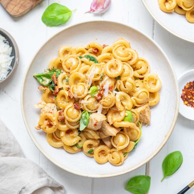 Cajun Hähnchen-Pasta mit Crème Fraîche und Spinat