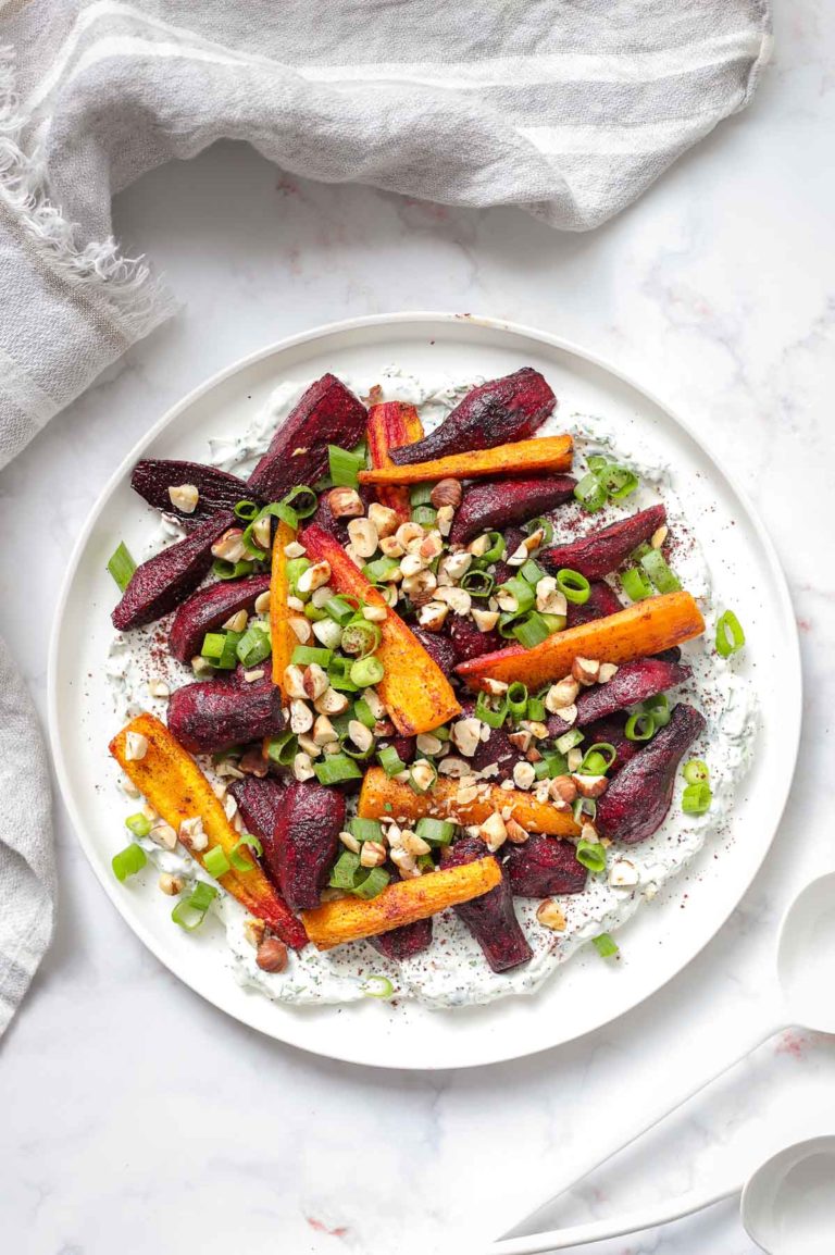 Im Ofen geröstete Rote Bete und Karotten mit Kräuter-Joghurt