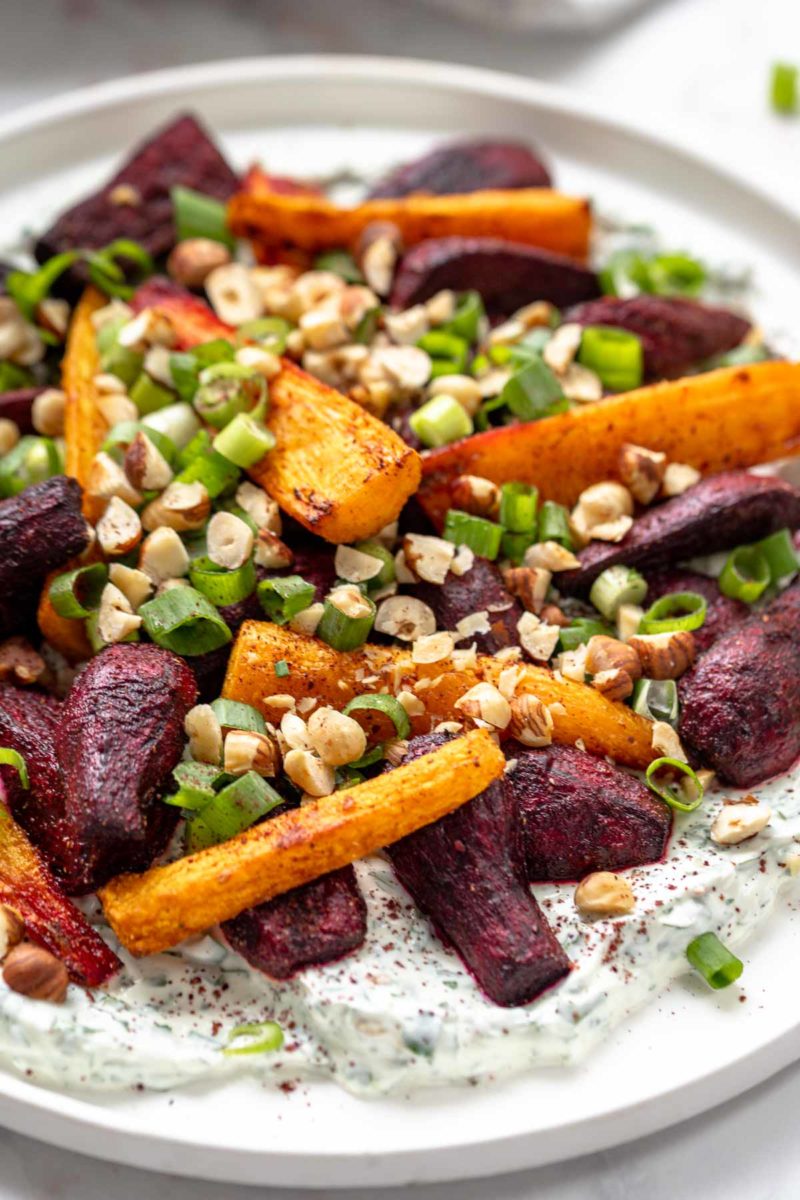 Ofen geröstete Rote Bete und Karotten mit Kräuter-Joghurt | Elle Republic Ofen geröstete Rote Bete und Karotten mit Kräuter-Joghurt | Elle Republic