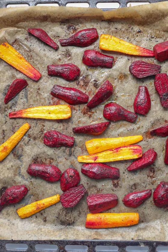 Ofen geröstete Rote Bete und Karotten mit Kräuter-Joghurt | Elle Republic Ofen geröstete Rote Bete und Karotten mit Kräuter-Joghurt | Elle Republic