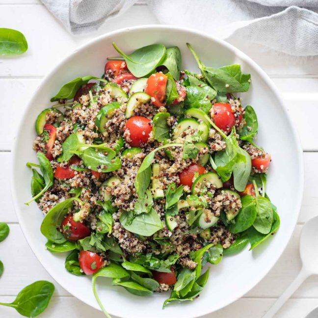 Quinoa-Salat mit Tomaten, Gurke und Spinat