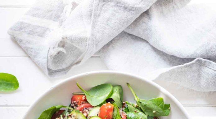 Quinoa-Salat mit Tomaten, Gurke und Spinat