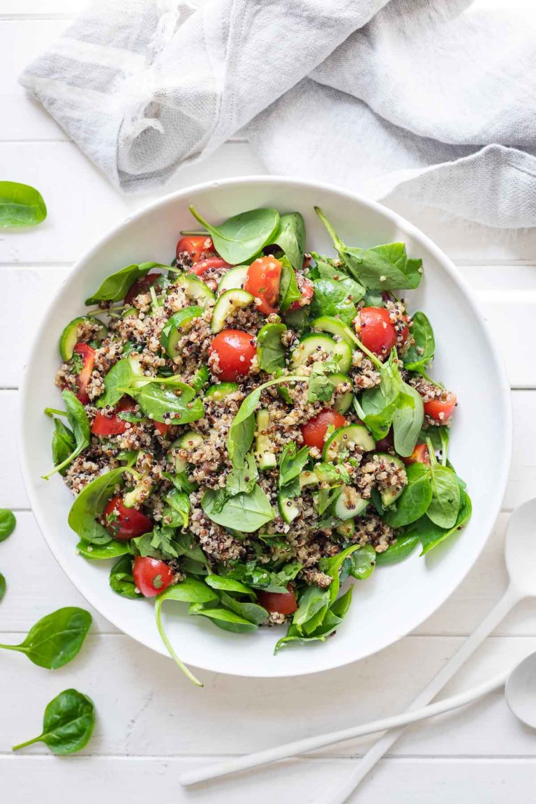 Quinoa-Salat mit Tomaten, Gurke und Spinat