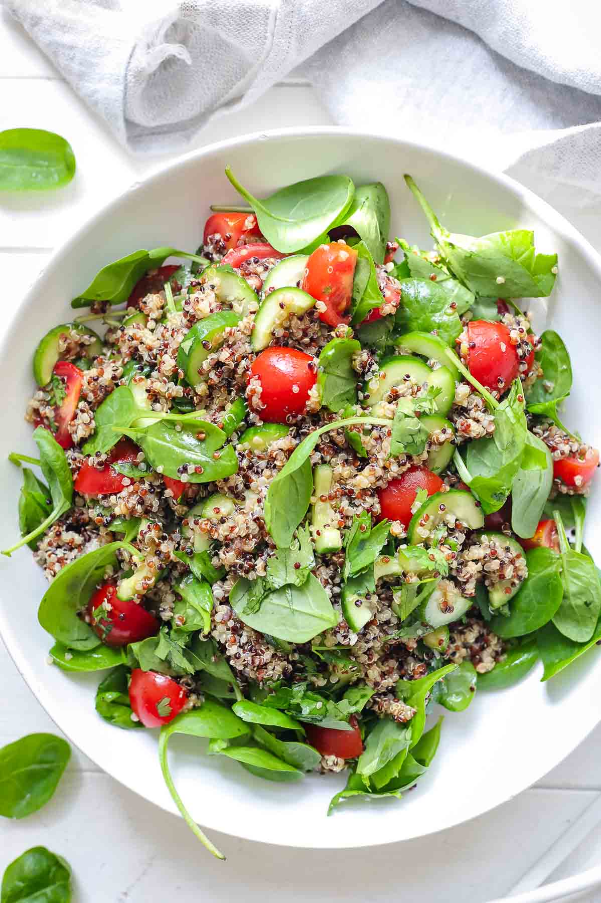 Quinoa-Salat mit Tomaten, Gurke und Spinat | Rezept | Elle Republic