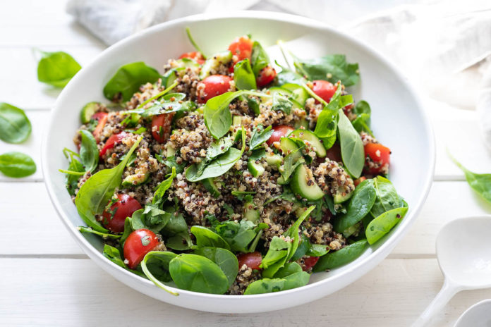 Quinoa-Salat mit Tomaten, Gurke und Spinat | Rezept | Elle Republic