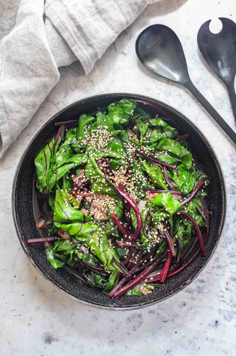 Rote Bete Blätter aus dem Wok (asiatische Art)