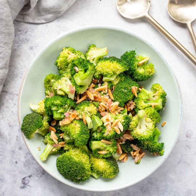 Asiatischer Brokkoli-Salat mit Miso-Paste und Mandeln, Rezept auf japanische-Art