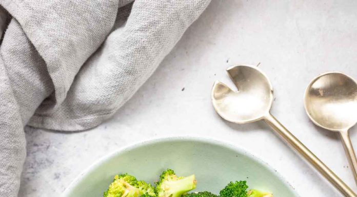 Asiatischer Brokkoli-Salat mit Miso-Paste und Mandeln, Rezept auf japanische-Art