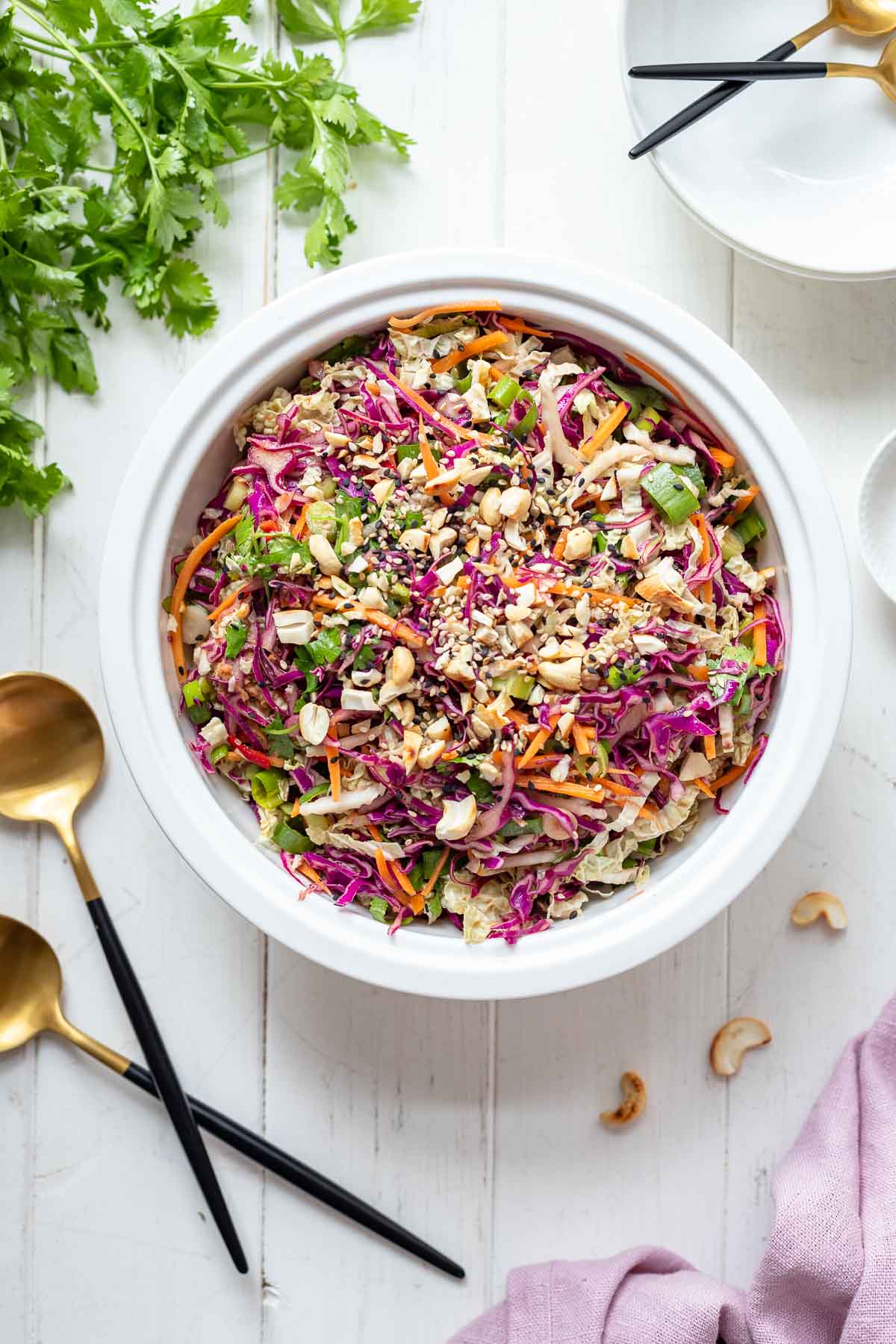 Asiatischer Krautsalat (Coleslaw) Rezept mit Rotkohl, Karotten, Frühlingszwiebeln, Cashewkerne, Sesam