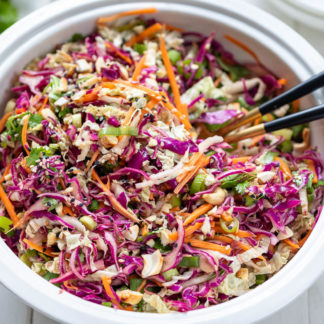 Asiatischer Krautsalat (Coleslaw) Rezept mit Rotkohl, Karotten, Frühlingszwiebeln, Cashewkerne, Sesam