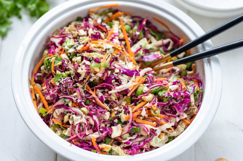 Gemüse im Herbst: Asiatischer Krautsalat (Coleslaw) Rezept mit Rotkohl, Karotten, Frühlingszwiebeln, Cashewkerne, Sesam