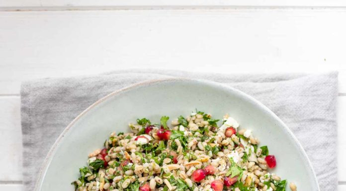 Graupensalat mit Kräutern (Dill, Petersilie, Minze), Mandeln und Feta-Käse