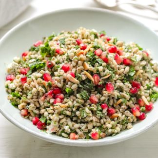 Zutaten für Graupensalat mit Kräutern (Dill, Petersilie, Minze), Mandeln und Feta-Käse