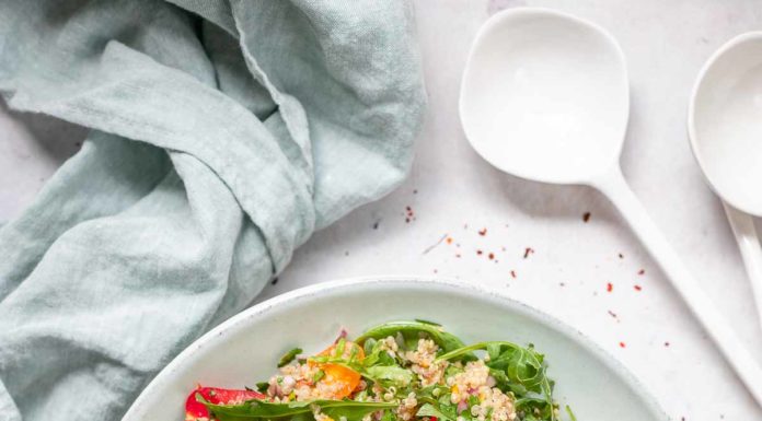 Quinoa Salat mit Za'atar, Kräuter, Tomaten, Rucola und Pistazien