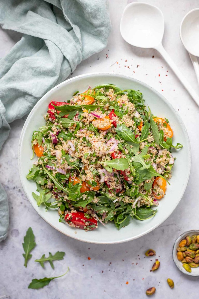Quinoa Salat mit Za'atar, Kräuter, Tomaten, Rucola und Pistazien