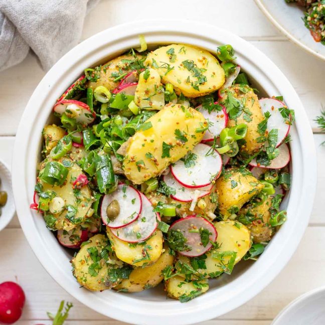 Einfacher Kartoffelsalat Rezept (ohne Mayo) mit Kraüter, Lauchzwiebeln und Radieschen