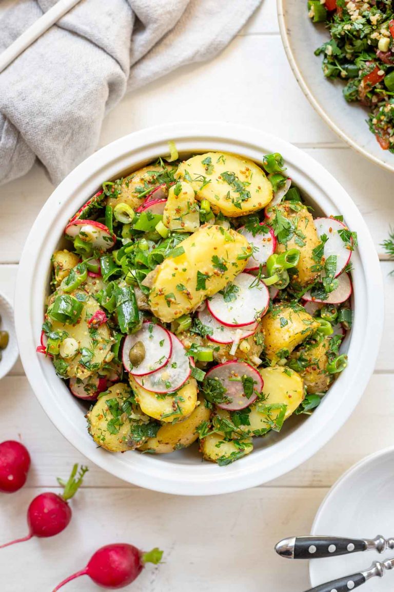 Einfacher Kartoffelsalat Rezept (ohne Mayo) mit Kraüter, Lauchzwiebeln und Radieschen