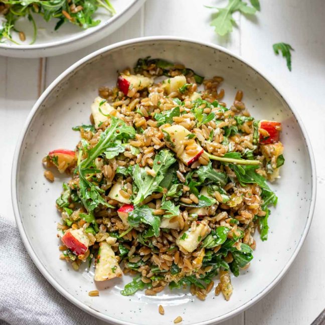 Grünkern-Salat mit Apfel, Parmesan, Rucola, Mandeln und Kräuter