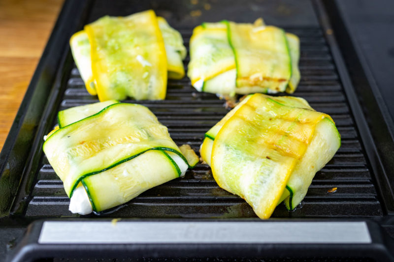 Zucchini-Ziegenkäse-Päckchen grillen
