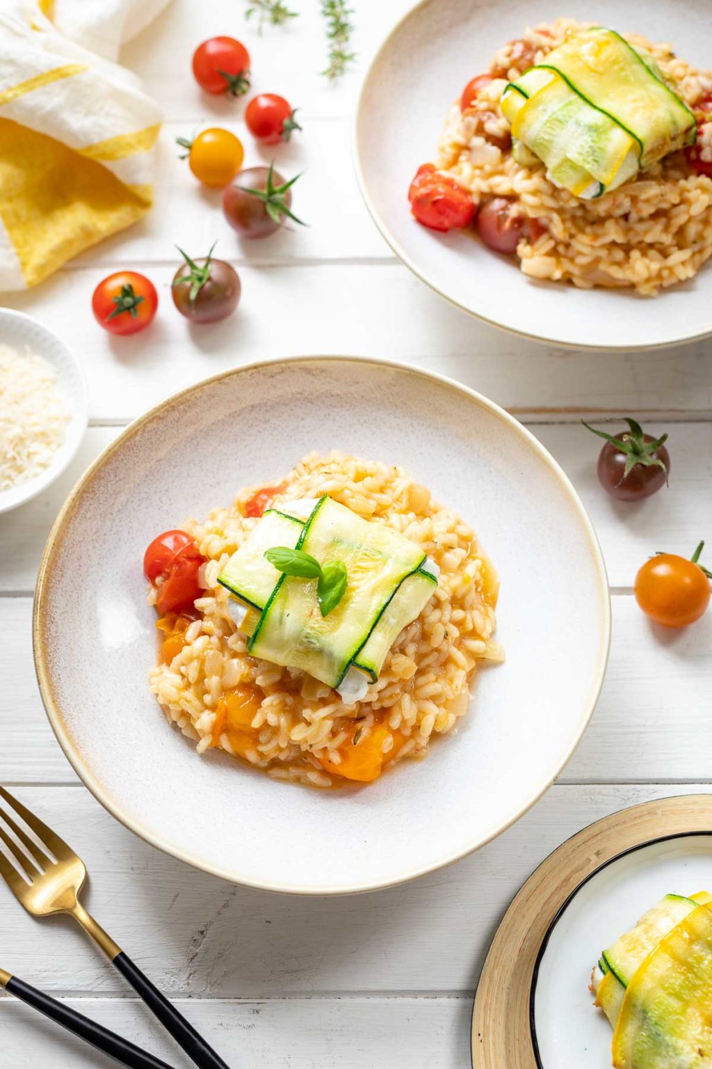 Tomaten-Risotto mit Zucchini-Ziegenkäse-Päckchen | Elle Republic