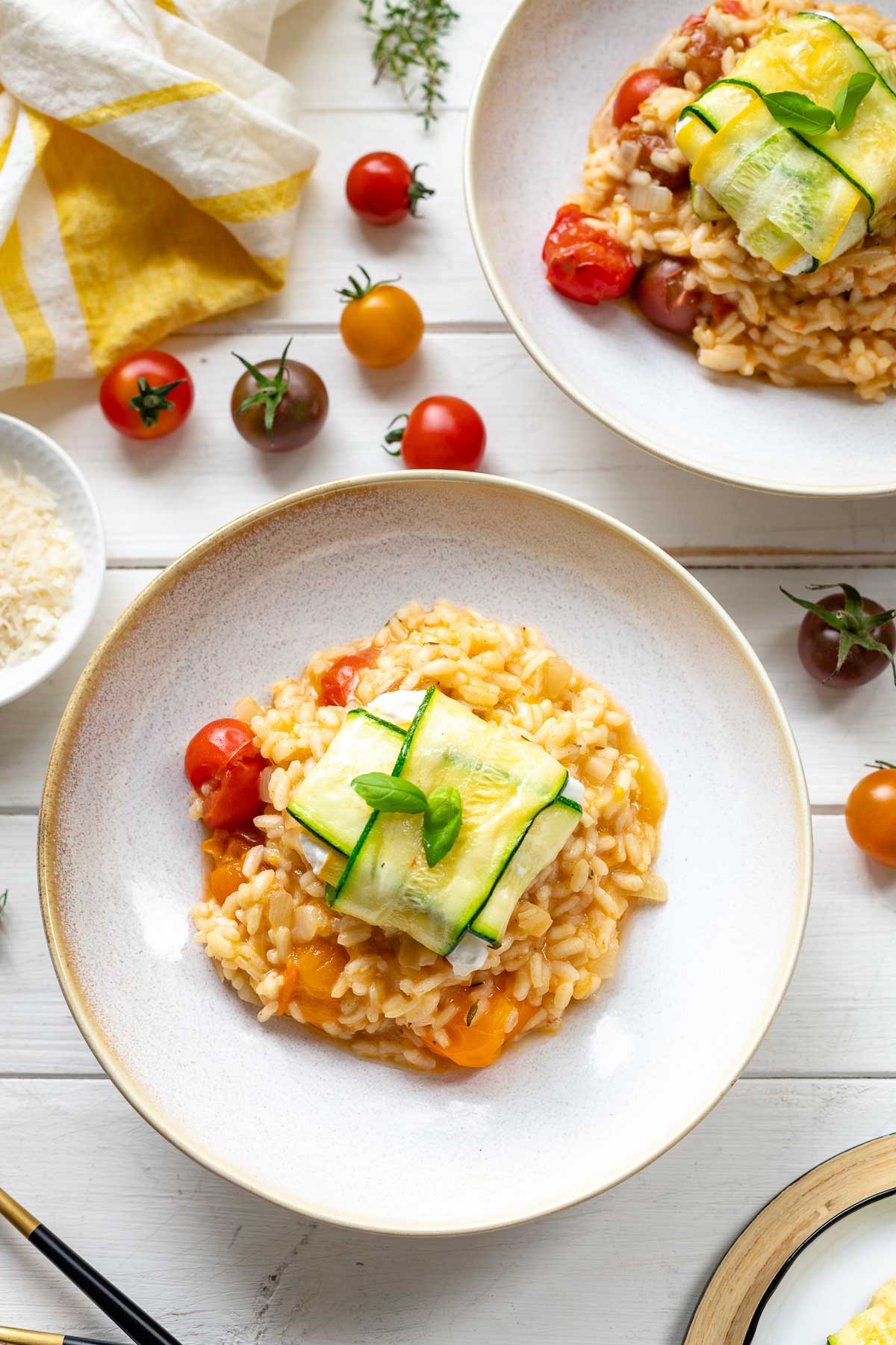 Tomaten-Risotto mit Zucchini-Ziegenkäse-Päckchen | Elle Republic