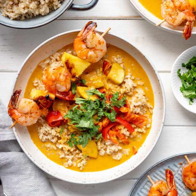 Rotes Thai Curry mit gegrillten Ananas-Garnelen Spießen