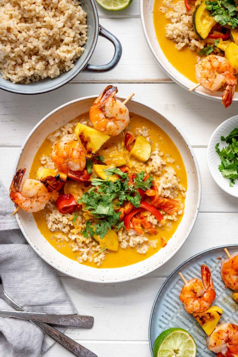 Rotes Thai Curry mit gegrillten Ananas-Garnelen Spießen