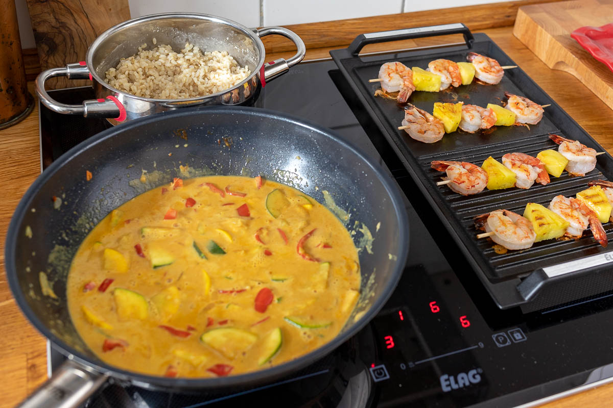 Thai Curry, Reis und Gegrillte Ananas-Garnelen Spießen auf ELAG Grillplate
