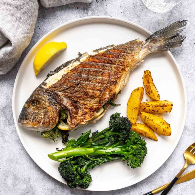 Ganzer Fisch vom Grill — Gegrillte Dorade mit Kartoffeln und Brokkoli