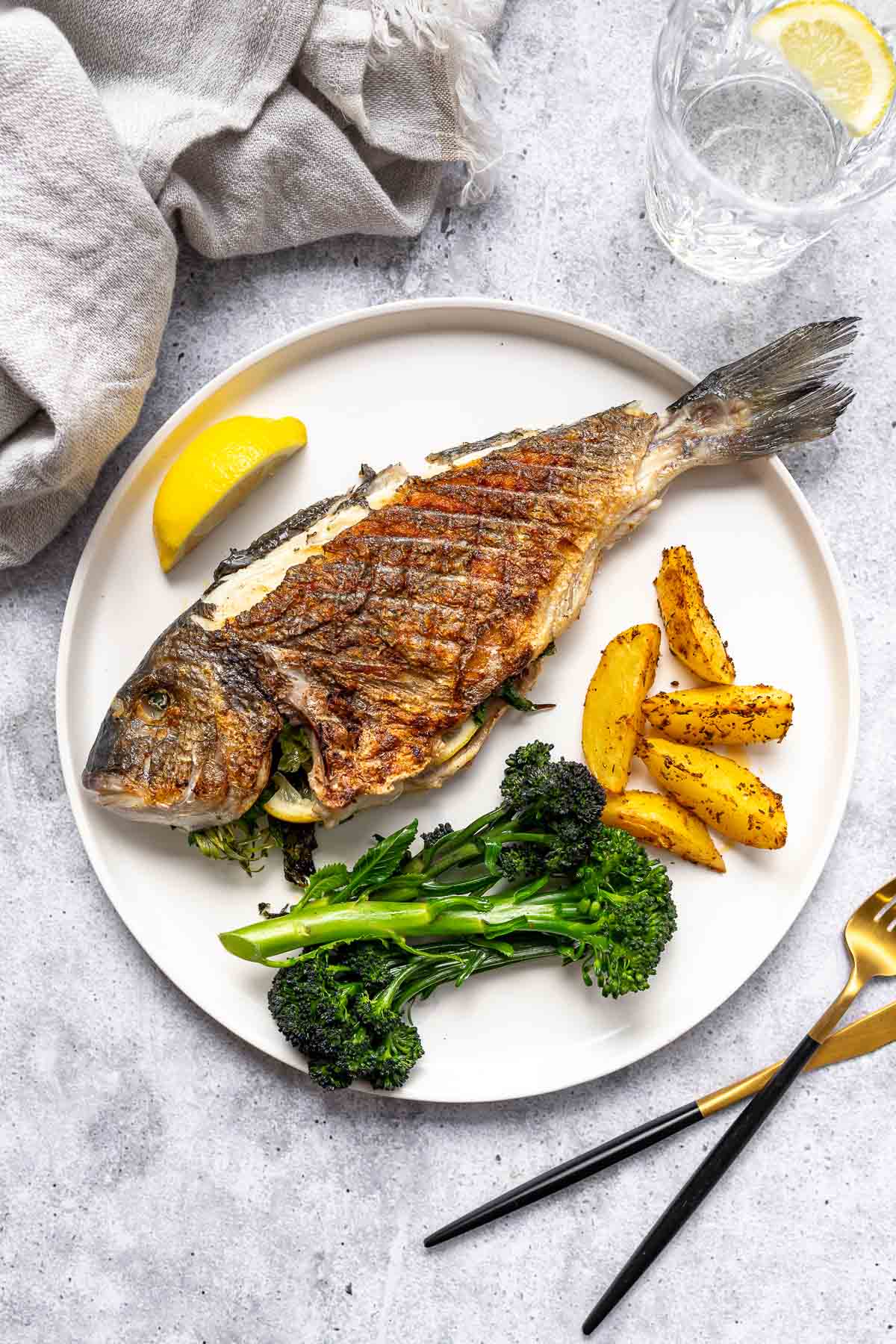 Ganzer Fisch vom Grill — Gegrillte Dorade mit Kartoffeln und Brokkoli