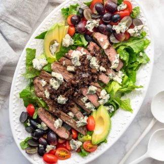 Gegrilltes Steak mit Salat und Balsamico-Glasur