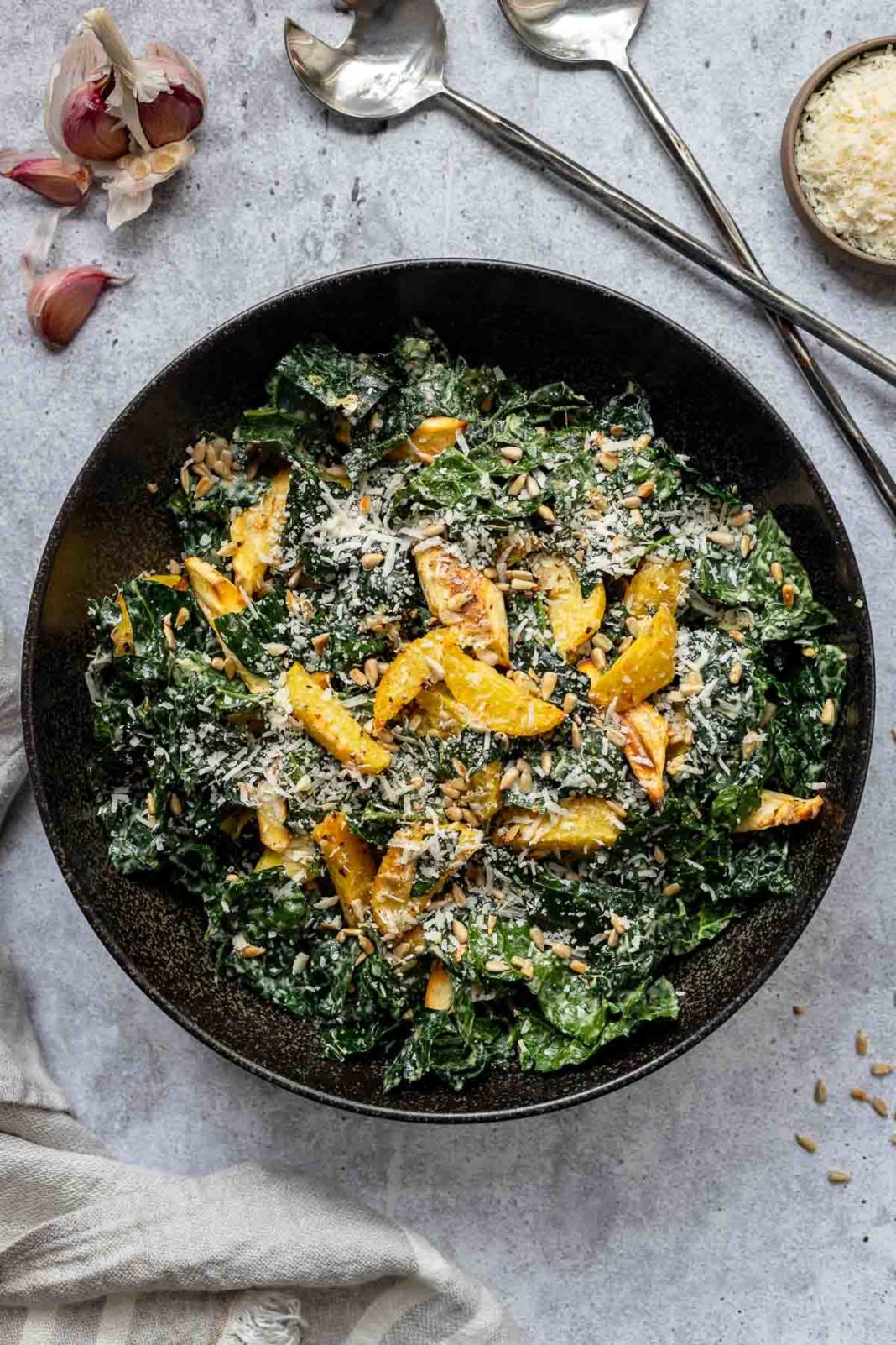 Herbstsalat mit Schwarzkohl, Kartoffeln und Sonnenblumenbutter-Dressing