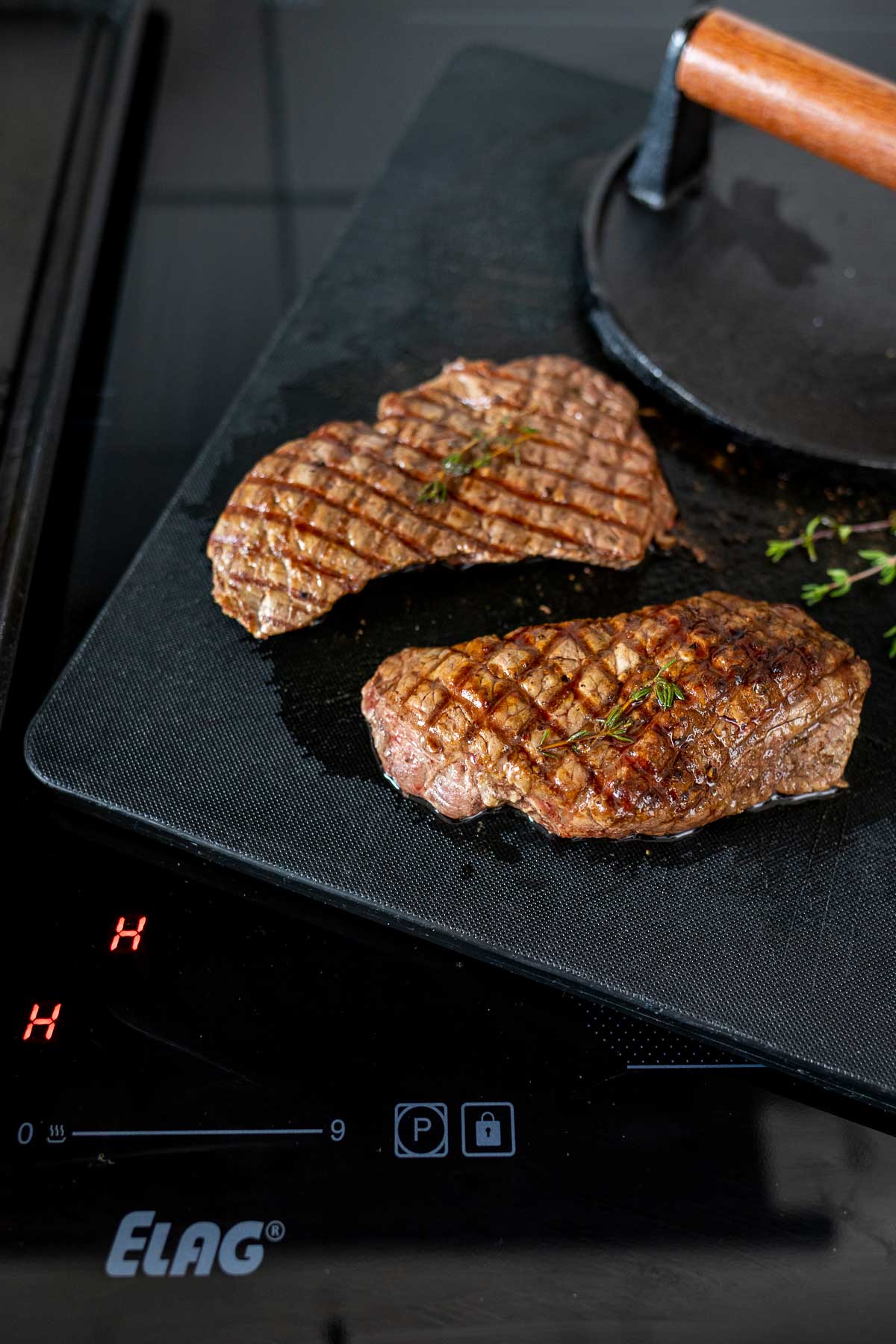Grilling steak with ELAG induction hob and grill plate