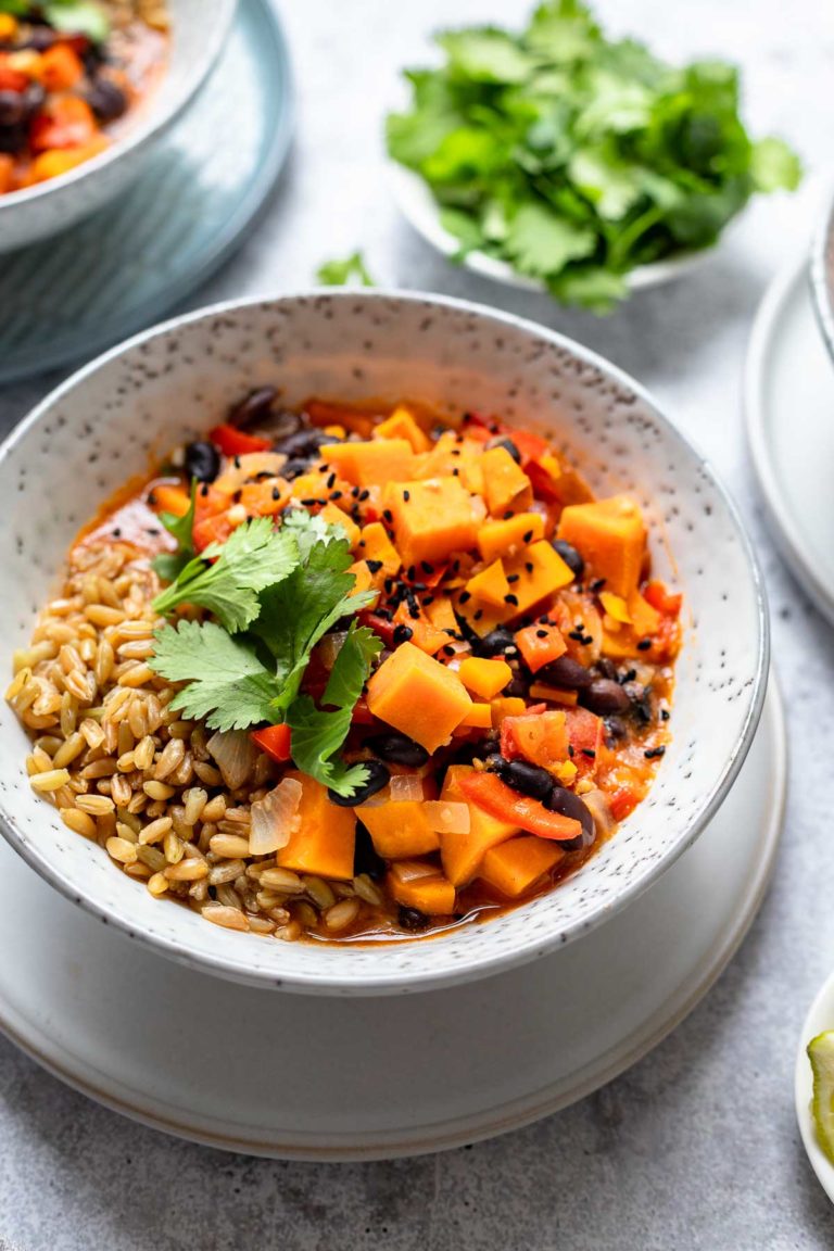 Süßkartoffel-Eintopf mit schwarzen Bohnen | Rezept | Elle Republic