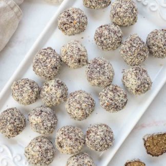 Energy Bliss Balls mit Datteln und dunkler Schokolade Rezept