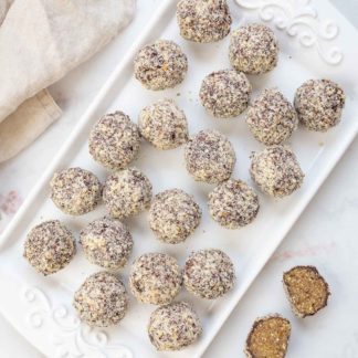 Energy Bliss Balls mit Datteln und dunkler Schokolade Rezept