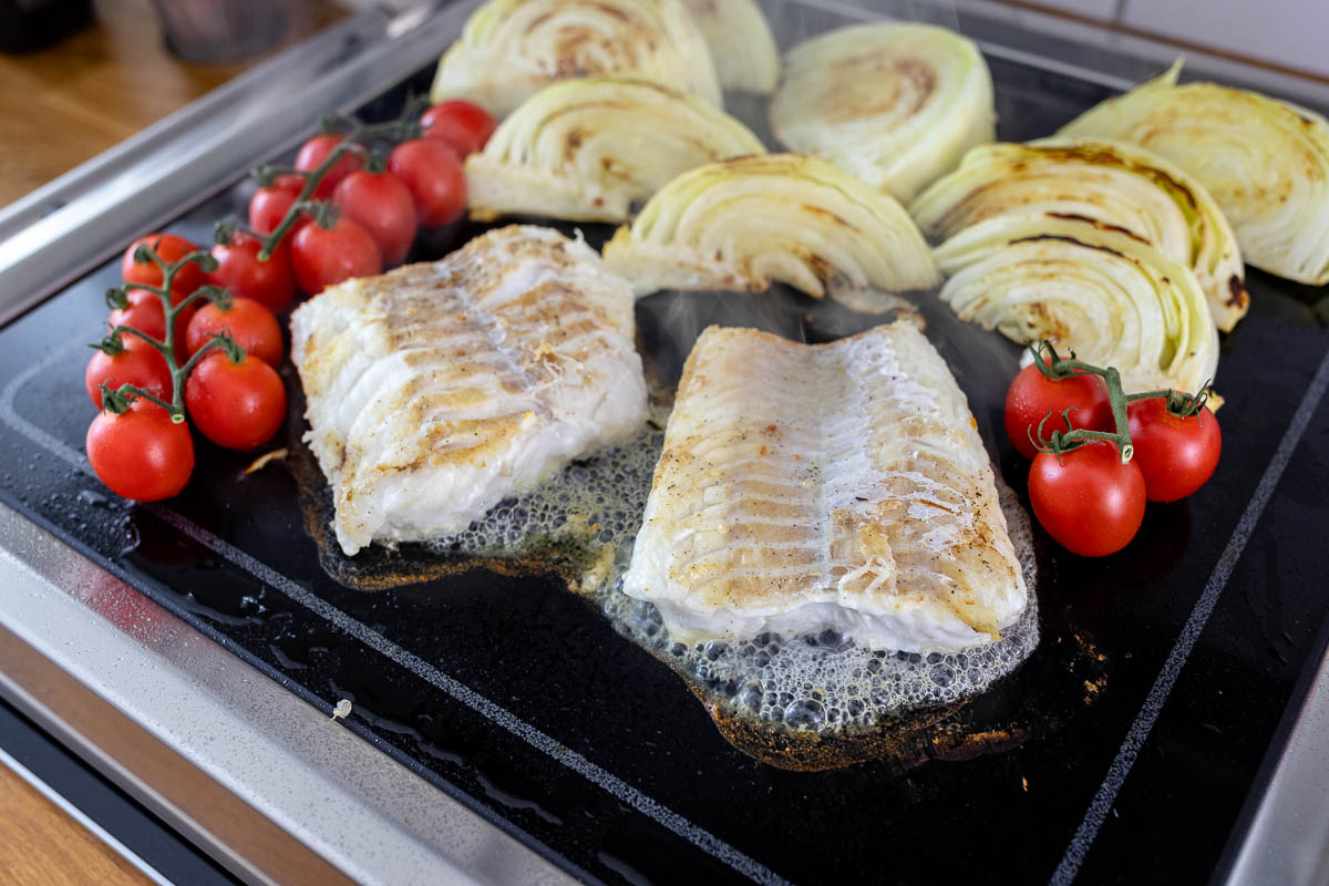 LeMax table grill with fish, cabbage and tomatoes