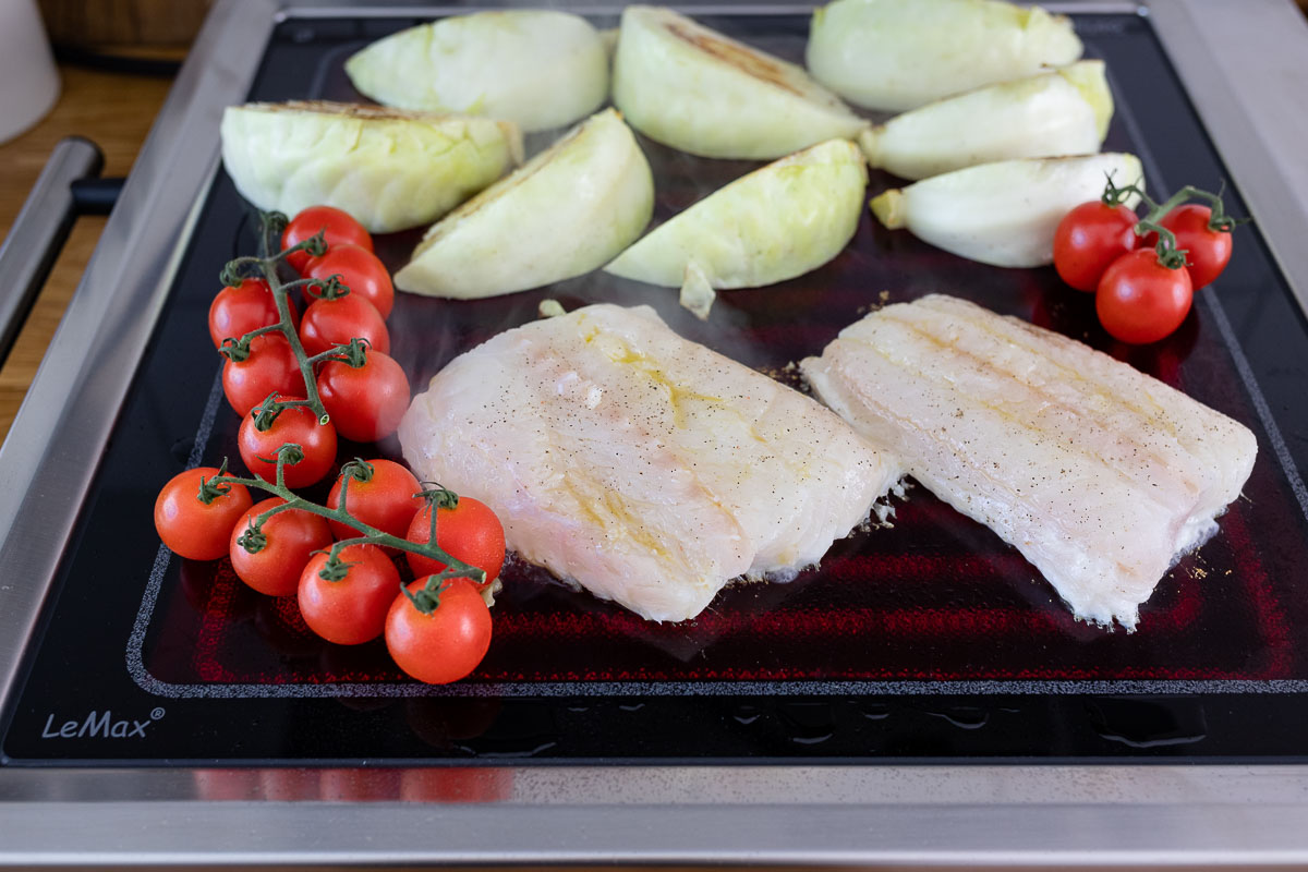 LeMax table grill with fish, cabbage and tomatoes