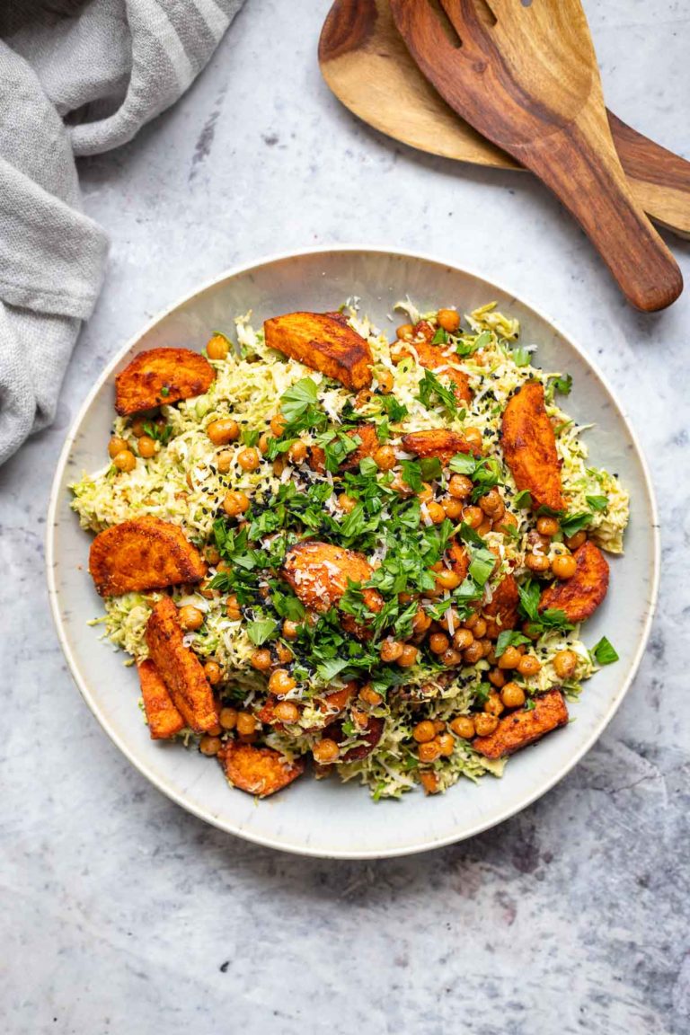 Rosenkohl Salat mit Süßkartoffeln & Kichererbsen