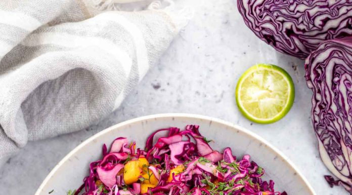 Rotkohlsalat mit Mango, Koriander und Limette