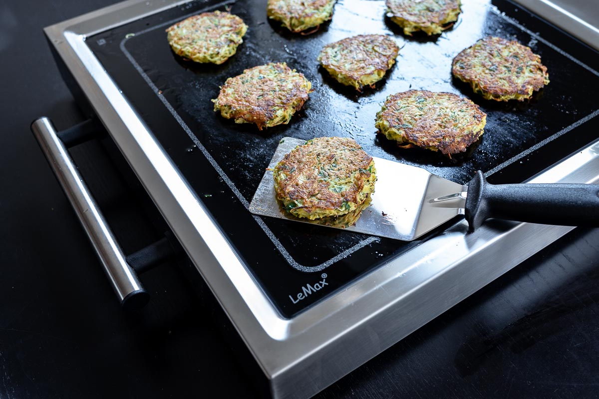 Cooking a rösti recipe with the ELAG Lemax table grill