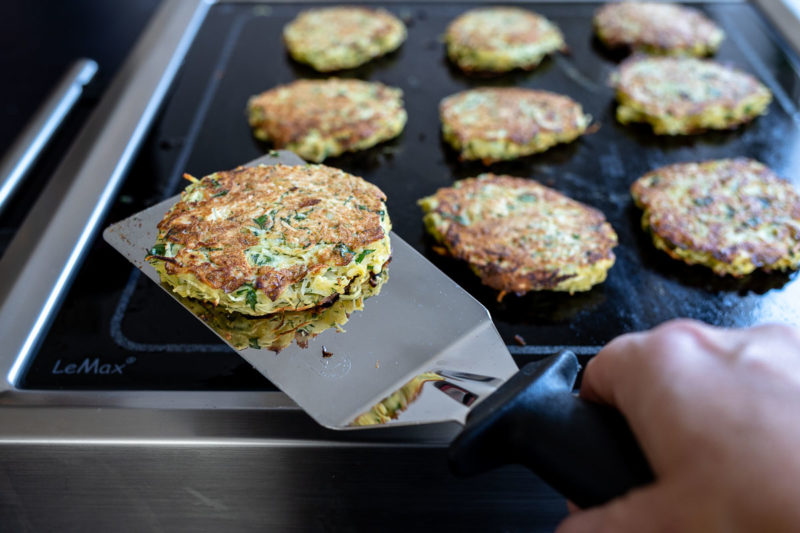 Sellerie-Kartoffel-Rösti mit Kräutern | Rezept | Elle Republic