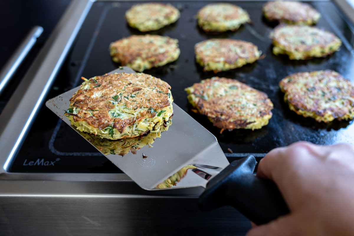 Cooking a rösti recipe with the ELAG Lemax table grill
