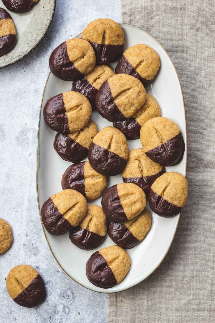 „Cappuccino“ Shortbread Kekse mit dunkler Schokolade | Elle Republic